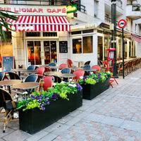 La terrasse avec la rue piétonne