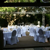 Repas d affaires en exterieur a l ombre des arbres