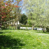 Donnant sur un parc arboré privatif