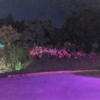 Terrasse et cascade d'eau en soirée