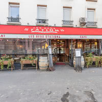 Les Deux Stations