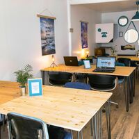 Les pieds sous le bureau