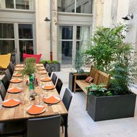 Déjeuner servi dans la cour