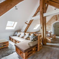 Pièce de vie dans le loft de l'écurie