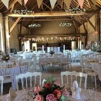 Belles tables joliment dressées