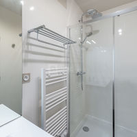 La salle de bain d'une chambre