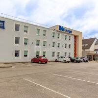 Parking vu de l'entrée de l'hôtel