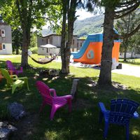 Parc espace détente avec toboggan gonflable