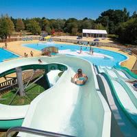 Piscine avec tobogans