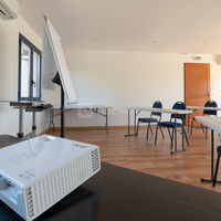Vidéoprojecteur et 2 murs blancs de projection