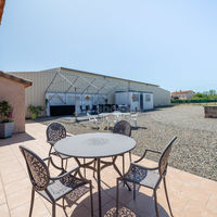 Terrasse et votre parking privé et clotûré pour 15 voitures