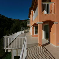 Terrasse version vide (à l'intérieur tout du long salle de réception)