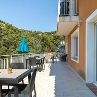 Grande Terrasse qui donne tout le long sur la Salle de Réception principale
