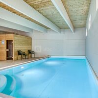 Piscine intérieure et sauna