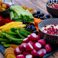 Plateau de crudités avec du hummus