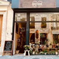Devant le Café Bienvenue