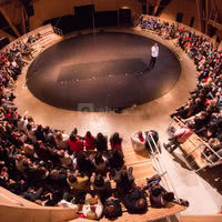 Conférence dans le chapiteau