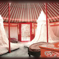 Yourte rouge pour 4 a 5 personnes