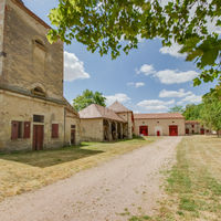 La cour de la ferme et le pigeonnier