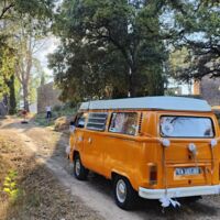 Arrivée en Van Volkswagen orange sur le Domaine.