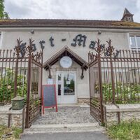 Entrée du restaurant avec l'ancienne grille du château de Durtal