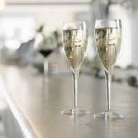 Coupe de champagne au bar de l'hôtel