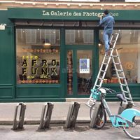 Notre grande façade vitrée (pouvant être occultée par des panneaux mobiles), peu avant l'inauguration