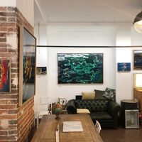 Vue intérieure de l'espace lors de l'exposition "Chasing Hallucinations" du photographe californien Joey Tranchina