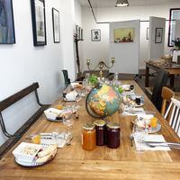 Tables dressées pour un repas en petit comité