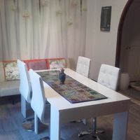 L'une des deux tables extensibles (capacité max. 15 p.)