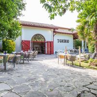 L'ENTREE DU RESTAURANT PAR LE JARDIN