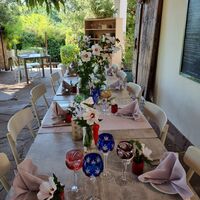 TABLE ANNIVERSAIRE DE MARIAGE SOUS LA TERRASSE COUVERTE