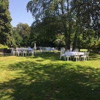 Déjeuner dans le jardin
