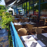 Terrasse agréable avec vue sur la rivière