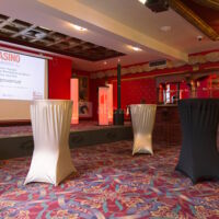 Une salle équipée pour un évènement intimiste