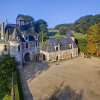 Vue aerienne salles de réception et/ou de vin d'honneur + cour