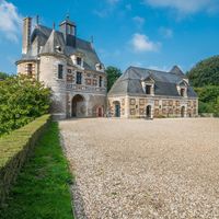 Façade extérieure salles de réception et/ou de vin d'honneur + Cour du château