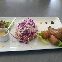 Tartare de thon lit de choux pommes grenailles sauce vierge