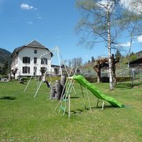 Le jardin avec aire d'enfants