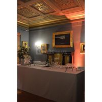 Buffet dans le salon aux colonnes