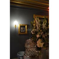 Buffet dans le salon aux colonnes
