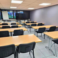 Salle de 35m² avec écran