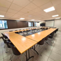Salle de 66m² avec écran