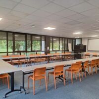 Salle de conférence de 80m² avec écran