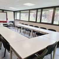 Salle de 33m² avec écran