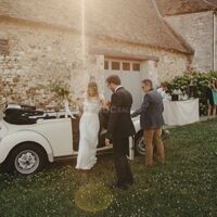 Arrivée en voiture ancienne