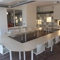Grande salle de réunion en format U
