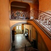 Vue entrée et escalier du château