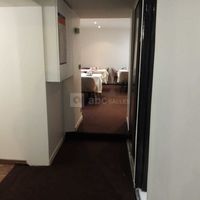 Couloir et salle côté
