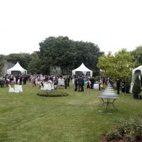 Le cocktail sur la prairie dominant l'aven